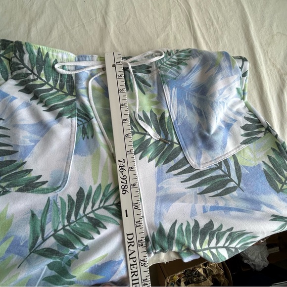 Zac & Rachel Print Cropped Lounge Pants - Picture 10 of 16